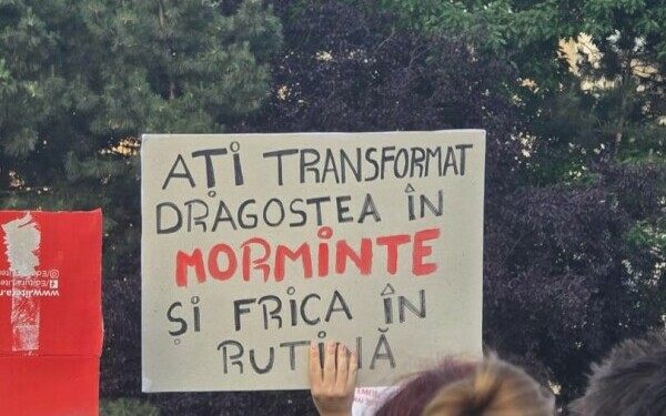 Protest la Guvern, după crima din Cosmopolis. Femicidul, cerut ca infracțiune distinctă în Codul Penal. „Ne-am săturat” Protest la Guvern, după crima din Cosmopolis. Femicidul, cerut ca infracțiune distinctă în Codul Penal. „Ne-am săturat”