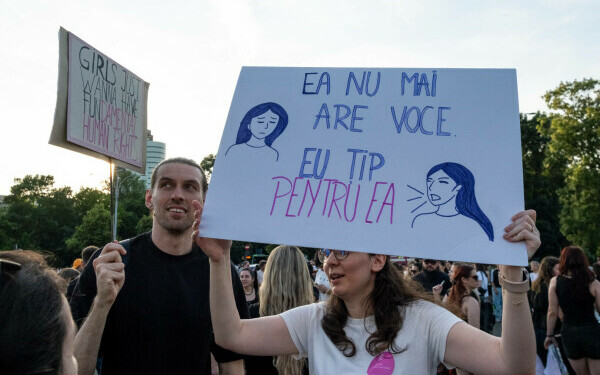Femicidul, cerut ca infracțiune distinctă în Codul Penal. Protest la Guvern, după crima din Cosmopolis. „Ne-am săturat” Femicidul, cerut ca infracțiune distinctă în Codul Penal. Protest la Guvern, după crima din Cosmopolis. „Ne-am săturat”