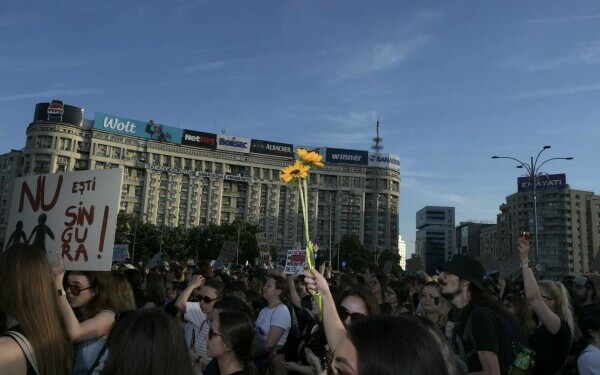 Femicidul, cerut ca infracțiune distinctă în Codul Penal. Protest la Guvern, după crima din Cosmopolis. „Ne-am săturat” Femicidul, cerut ca infracțiune distinctă în Codul Penal. Protest la Guvern, după crima din Cosmopolis. „Ne-am săturat”