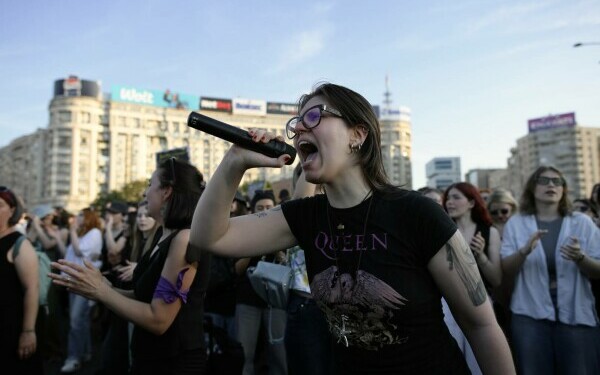 Femicidul, cerut ca infracțiune distinctă în Codul Penal. Protest la Guvern, după crima din Cosmopolis. „Ne-am săturat” Femicidul, cerut ca infracțiune distinctă în Codul Penal. Protest la Guvern, după crima din Cosmopolis. „Ne-am săturat”