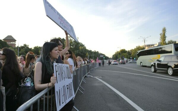 Femicidul, cerut ca infracțiune distinctă în Codul Penal. Protest la Guvern, după crima din Cosmopolis. „Ne-am săturat” Femicidul, cerut ca infracțiune distinctă în Codul Penal. Protest la Guvern, după crima din Cosmopolis. „Ne-am săturat”