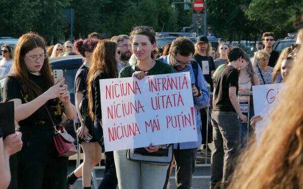 Femicidul, cerut ca infracțiune distinctă în Codul Penal. Protest la Guvern, după crima din Cosmopolis. „Ne-am săturat” Femicidul, cerut ca infracțiune distinctă în Codul Penal. Protest la Guvern, după crima din Cosmopolis. „Ne-am săturat”