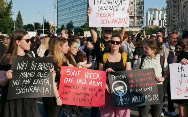 Femicidul, cerut ca infracțiune distinctă în Codul Penal. Protest la Guvern, după crima din Cosmopolis. „Ne-am săturat” Femicidul, cerut ca infracțiune distinctă în Codul Penal. Protest la Guvern, după crima din Cosmopolis. „Ne-am săturat”