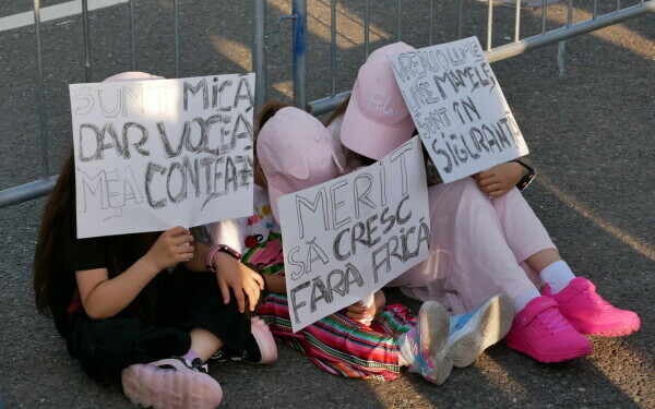 Femicidul, cerut ca infracțiune distinctă în Codul Penal. Protest la Guvern, după crima din Cosmopolis. „Ne-am săturat” Femicidul, cerut ca infracțiune distinctă în Codul Penal. Protest la Guvern, după crima din Cosmopolis. „Ne-am săturat”