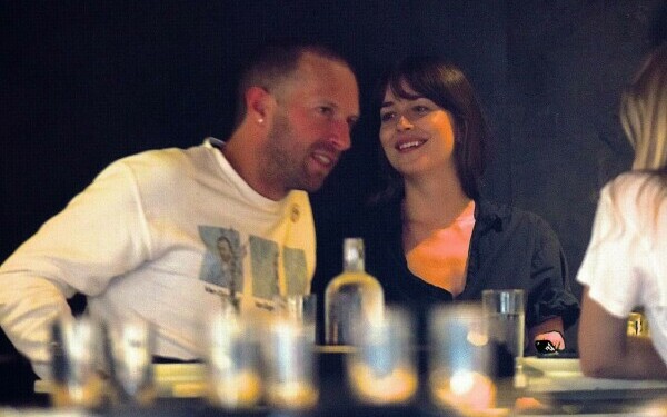 Dakota Johnson și Chris Martin Dakota Johnson și Chris Martin
