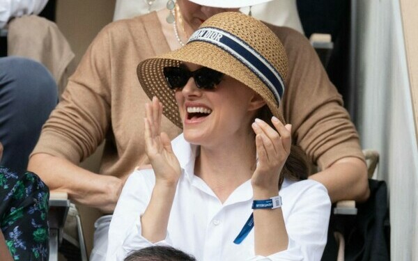 Natalie Portman și Lily Collins, apariție surpriză la finala Roland Garros Natalie Portman și Lily Collins, apariție surpriză la finala Roland Garros