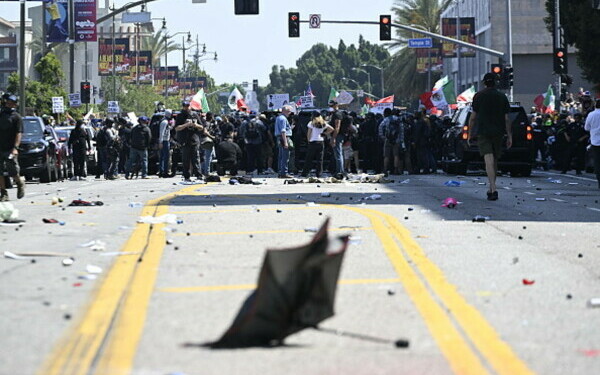 Protestele la Los Angeles continuă Protestele la Los Angeles continuă