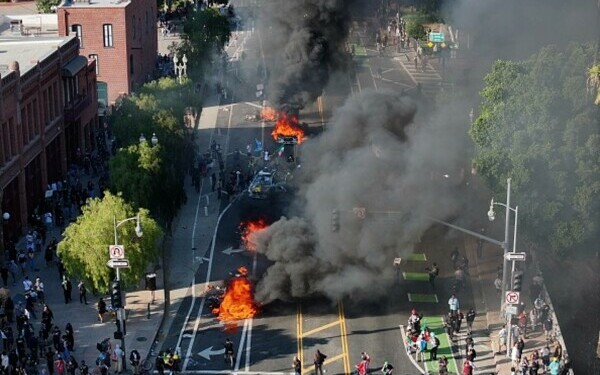 Protestele la Los Angeles continuă Protestele la Los Angeles continuă