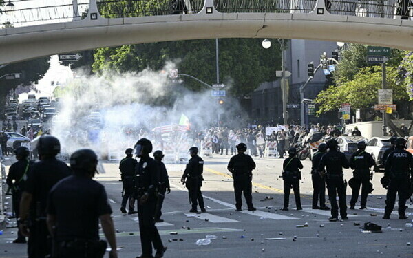 Protestele la Los Angeles continuă Protestele la Los Angeles continuă