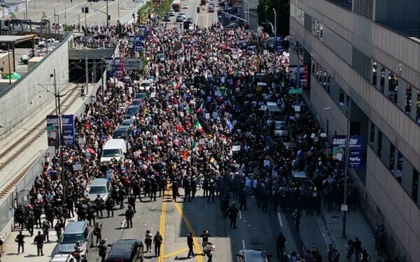 Protestele la Los Angeles continuă Protestele la Los Angeles continuă
