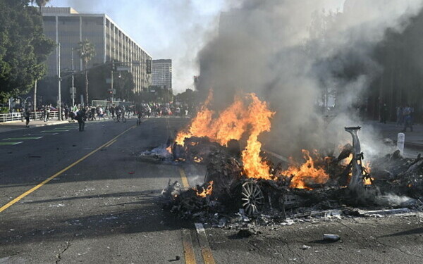 Protestele la Los Angeles continuă Protestele la Los Angeles continuă