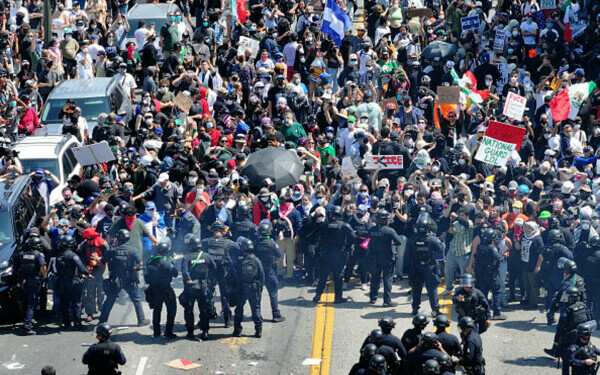 Protestele la Los Angeles continuă Protestele la Los Angeles continuă