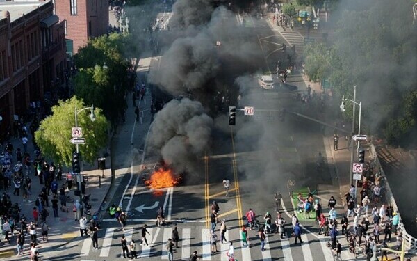 Protestele la Los Angeles continuă Protestele la Los Angeles continuă