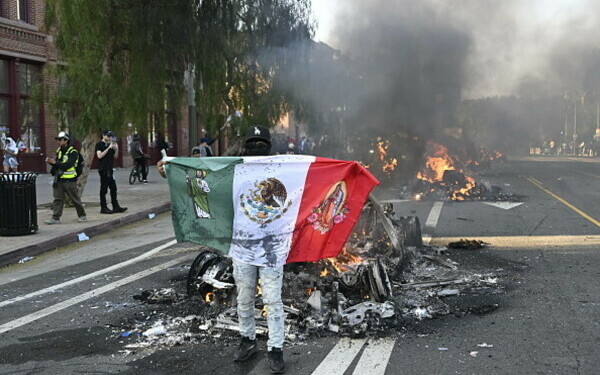 Protestele la Los Angeles continuă Protestele la Los Angeles continuă