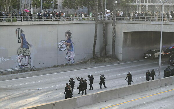 Protestele la Los Angeles continuă Protestele la Los Angeles continuă