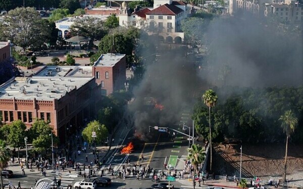 Protestele la Los Angeles continuă Protestele la Los Angeles continuă