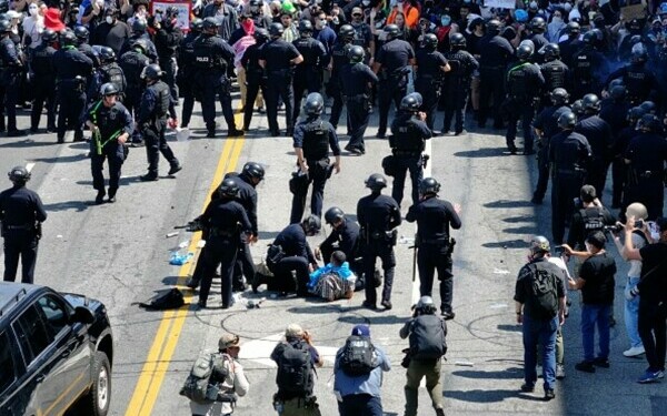 Protestele la Los Angeles continuă Protestele la Los Angeles continuă