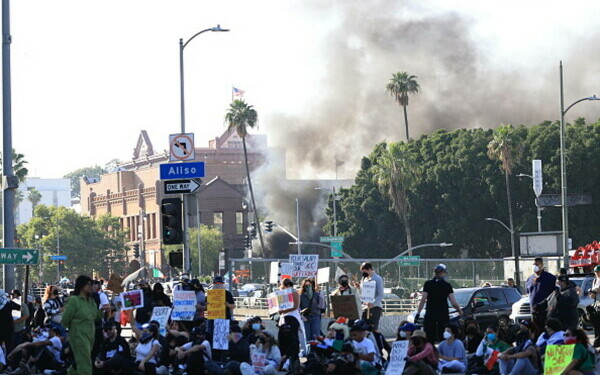 Protestele la Los Angeles continuă Protestele la Los Angeles continuă