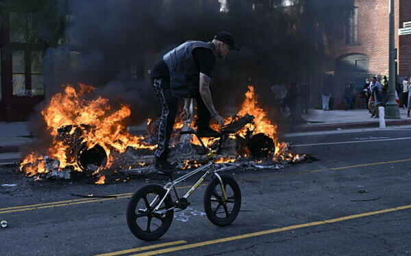 Protestele la Los Angeles continuă Protestele la Los Angeles continuă