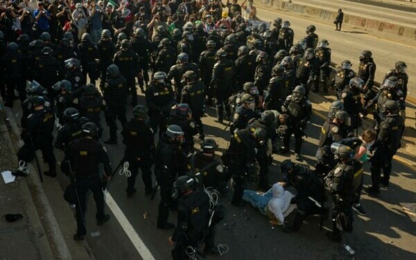 Protestele la Los Angeles continuă Protestele la Los Angeles continuă