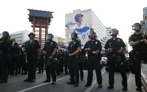 Proteste violente în Los Angeles Proteste violente în Los Angeles