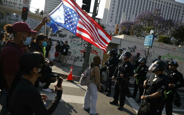 Proteste violente în Los Angeles Proteste violente în Los Angeles