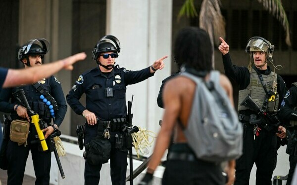 Proteste violente în Los Angeles Proteste violente în Los Angeles