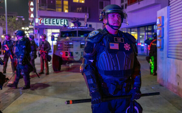 Proteste violente în Los Angeles Proteste violente în Los Angeles