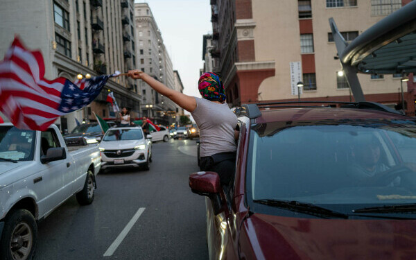 Proteste violente în Los Angeles Proteste violente în Los Angeles