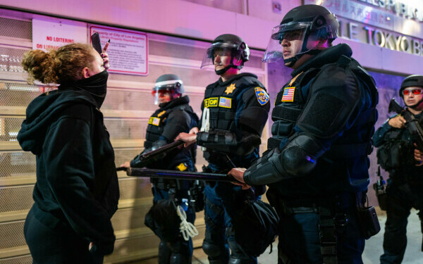 Proteste violente în Los Angeles Proteste violente în Los Angeles