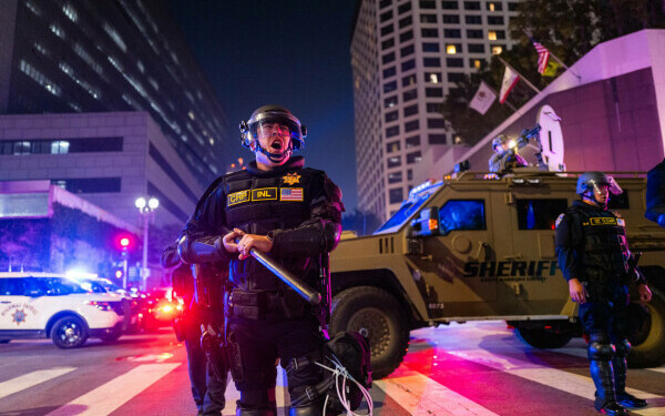 Proteste violente în Los Angeles Proteste violente în Los Angeles