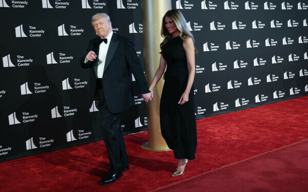 Donald și Melania Trump, huiduiți și aplaudați, în timp ce asistau la muzicalul Les Misérables Donald și Melania Trump, huiduiți și aplaudați, în timp ce asistau la muzicalul Les Misérables