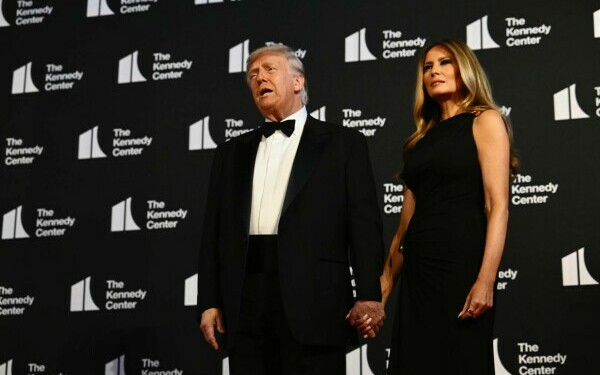 Donald și Melania Trump, huiduiți și aplaudați, în timp ce asistau la muzicalul Les Misérables Donald și Melania Trump, huiduiți și aplaudați, în timp ce asistau la muzicalul Les Misérables