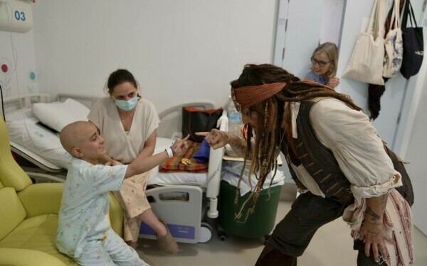 Johnny Depp, Jack Sparrow pentru o zi la un spital de pediatrie din Madrid. Reacția celor mici Johnny Depp, Jack Sparrow pentru o zi la un spital de pediatrie din Madrid. Reacția celor mici