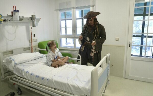 Johnny Depp, Jack Sparrow pentru o zi la un spital de pediatrie din Madrid. Reacția celor mici Johnny Depp, Jack Sparrow pentru o zi la un spital de pediatrie din Madrid. Reacția celor mici