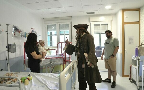 Johnny Depp, Jack Sparrow pentru o zi la un spital de pediatrie din Madrid. Reacția celor mici Johnny Depp, Jack Sparrow pentru o zi la un spital de pediatrie din Madrid. Reacția celor mici