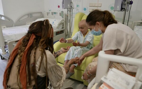 Johnny Depp, Jack Sparrow pentru o zi la un spital de pediatrie din Madrid. Reacția celor mici Johnny Depp, Jack Sparrow pentru o zi la un spital de pediatrie din Madrid. Reacția celor mici