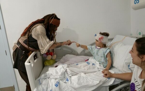 Johnny Depp, Jack Sparrow pentru o zi la un spital de pediatrie din Madrid. Reacția celor mici Johnny Depp, Jack Sparrow pentru o zi la un spital de pediatrie din Madrid. Reacția celor mici