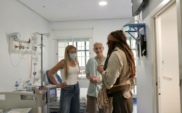 Johnny Depp, Jack Sparrow pentru o zi la un spital de pediatrie din Madrid. Reacția celor mici Johnny Depp, Jack Sparrow pentru o zi la un spital de pediatrie din Madrid. Reacția celor mici
