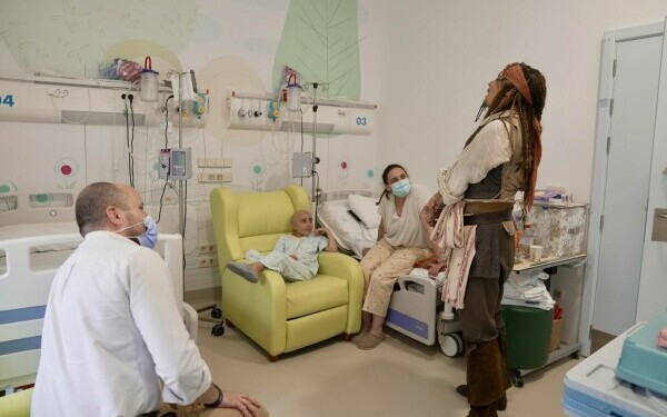 Johnny Depp, Jack Sparrow pentru o zi la un spital de pediatrie din Madrid. Reacția celor mici Johnny Depp, Jack Sparrow pentru o zi la un spital de pediatrie din Madrid. Reacția celor mici