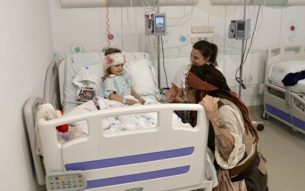 Johnny Depp, Jack Sparrow pentru o zi la un spital de pediatrie din Madrid. Reacția celor mici Johnny Depp, Jack Sparrow pentru o zi la un spital de pediatrie din Madrid. Reacția celor mici