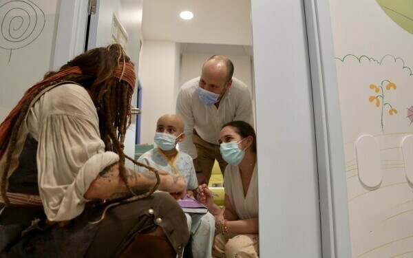 Johnny Depp, Jack Sparrow pentru o zi la un spital de pediatrie din Madrid. Reacția celor mici Johnny Depp, Jack Sparrow pentru o zi la un spital de pediatrie din Madrid. Reacția celor mici