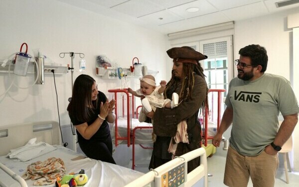 Johnny Depp, Jack Sparrow pentru o zi la un spital de pediatrie din Madrid. Reacția celor mici Johnny Depp, Jack Sparrow pentru o zi la un spital de pediatrie din Madrid. Reacția celor mici