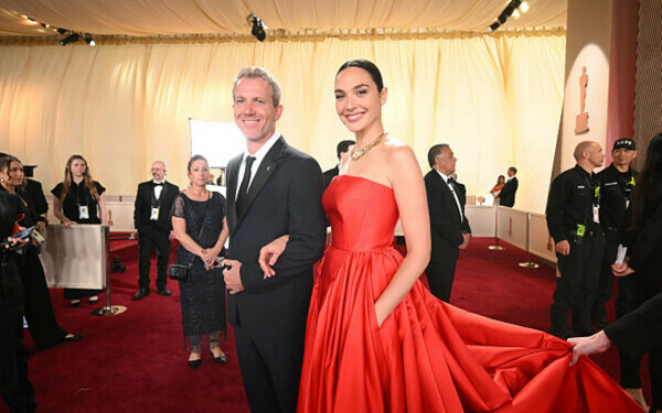 Premiile Oscar 2025. Cele mai îndrăgite cupluri și momentele lor romantice de pe covorul roșu