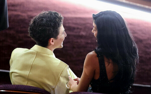 Premiile Oscar 2025. Cele mai îndrăgite cupluri și momentele lor romantice de pe covorul roșu