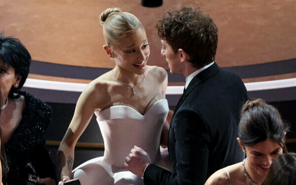 Premiile Oscar 2025. Cele mai îndrăgite cupluri și momentele lor romantice de pe covorul roșu