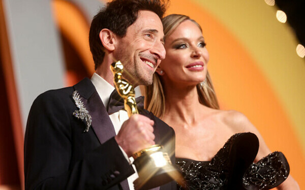 Premiile Oscar 2025. Cele mai îndrăgite cupluri și momentele lor romantice de pe covorul roșu