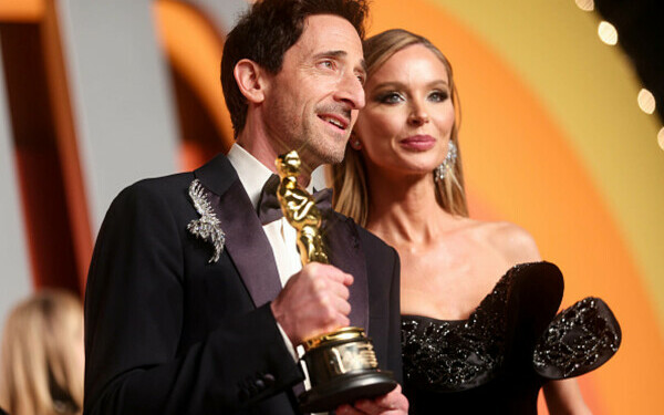 Premiile Oscar 2025. Cele mai îndrăgite cupluri și momentele lor romantice de pe covorul roșu