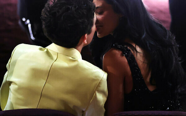 Premiile Oscar 2025. Cele mai îndrăgite cupluri și momentele lor romantice de pe covorul roșu