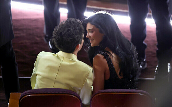 Premiile Oscar 2025. Cele mai îndrăgite cupluri și momentele lor romantice de pe covorul roșu